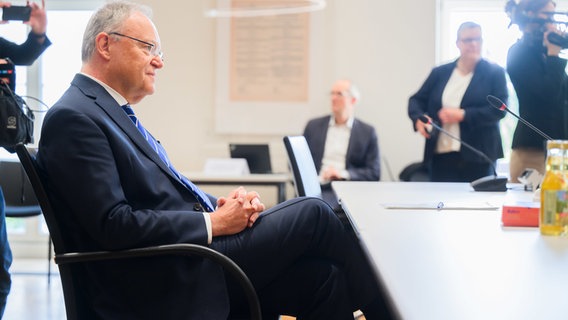 Ministerpräsident Stephan Weil (SPD) sagt vor dem Parlamentarischen Untersuchungsausschuss aus. © dpa Foto: Julian Stratenschulte