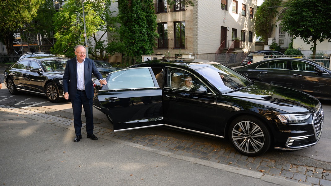 Stephan Weil (SPD), Ministerpräsident Niedersachsen, neben seinem Dienstwagen.