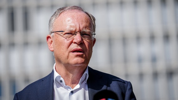 Ministerpräsident Stephan Weil (SPD) im September 2024 vor dem Bundesministerium des Innern und für Heimat. (Themenbild) © picture alliance/dpa Foto: Kay Nietfeld