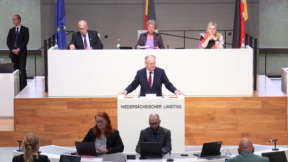 Ministerpräsident Stephan Weil (SPD) gibt im Niedersächsischen Landtag eine Regierungserklärung ab. © NDR 