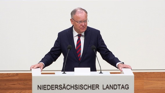 Ministerpräsident Stephan Weil (SPD) gibt im Niedersächsischen Landtag eine Regierungserklärung ab. © NDR 