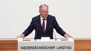 Ministerpräsident Stephan Weil (SPD) gibt im Niedersächsischen Landtag eine Regierungserklärung ab. © NDR 