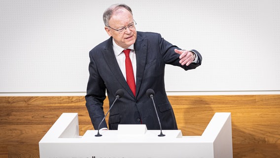 Niedersachsens Ministerpräsident Stephan Weil (SPD) steht am Rednerpult im Landtag. © picture alliance/dpa Foto: Moritz Frankenberg