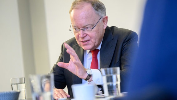 Stephan Weil (SPD), Ministerpräsident Niedersachsens, spricht in der Staatskanzlei. © Julian Stratenschulte/dpa Foto: Julian Stratenschulte/dpa