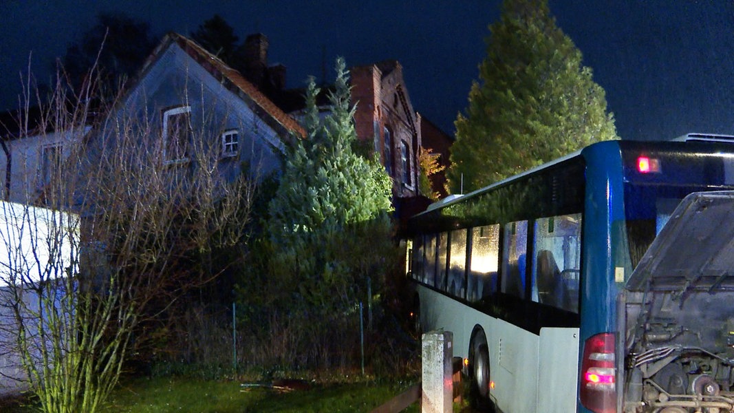 Ein Linienbus ist in Wennigsen (Region Hannover) in eine Wohnhaus gefahren.