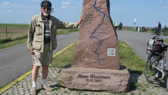 Günter Schulte steht vor dem Blexer Weserstein © Günter Schulte 