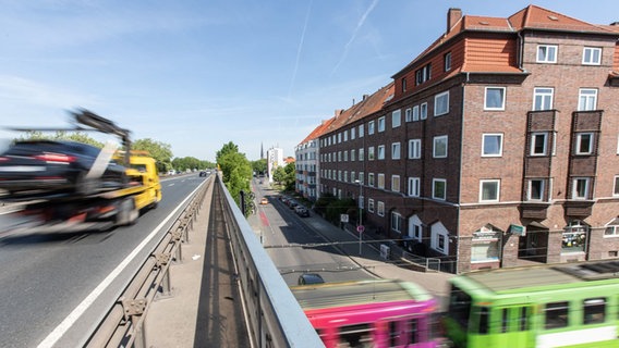 Blick auf die Bardowicker Straße in Hannover, auf der Autos fahren. © Niedersächsischen Landesbehörde für Straßenbau und Verkehr 