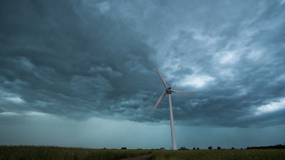 Ein Windrad steht vor eine Gewitterwolke. © dpa-Bildfunk Foto: Julian Stratenschulte