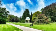 Blick auf den Kurpark mit dem Erdbeertempel in Bad Pyrmont © NDR Foto: Rolf Sander