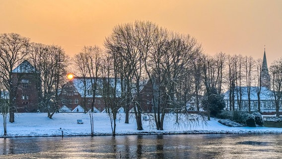 Ein Blick auf die Weser in Nienburg im Winter. © NDR Foto: Tanja Scheer