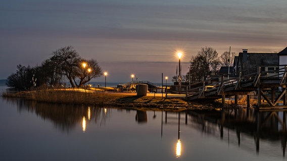 Blick auf die Promenade am Steinhuder Meer (Region Hannover) in der Morgendämmerung. © NDR Foto: Uwe Bohlens