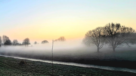 Nebel über der Westaue in Wunstorf. © NDR Foto: Hans-Werner Dieth