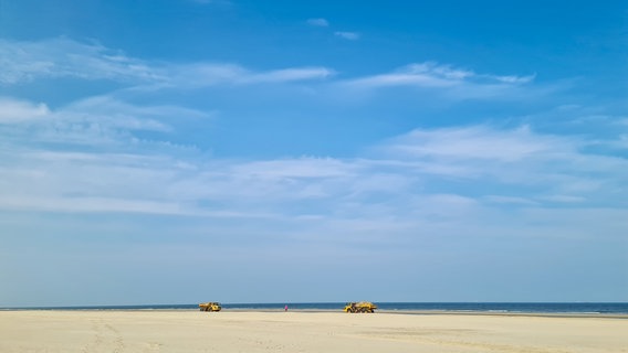 Lkw transportieren Sand zum Strand von Wangerooge . © NDR Foto: Andreas Plenz