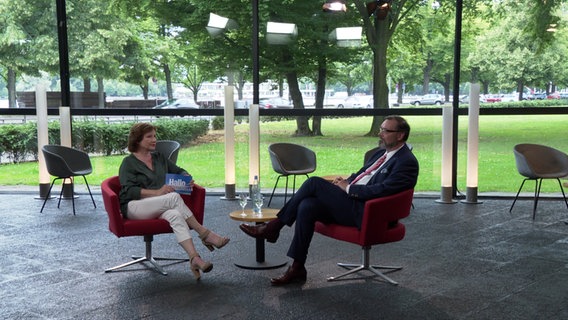 Der Fraktionsvorsitzende der AfD Niedersachsen, Klaus Wichmann im Interview mit Martina Thorausch, NDR Landespolitik. © NDR 