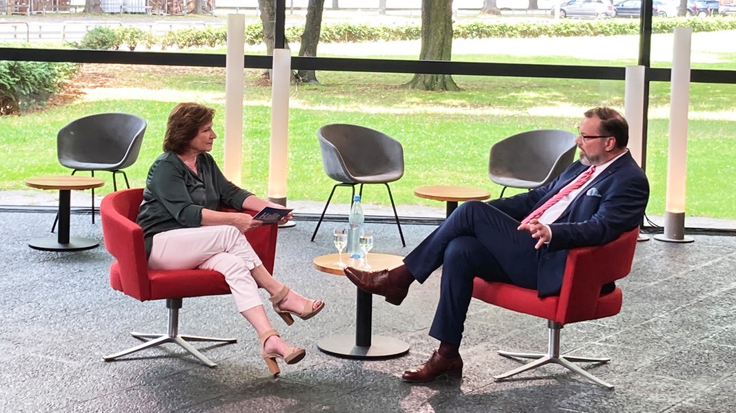 Der Fraktionsvorsitzende der AfD Niedersachsen, Klaus Wichmann im Interview mit Martina Thorausch, NDR Landespolitik.