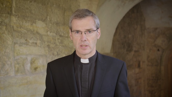 Bischof Heiner Wilmer spricht in die Kamera © Bistum Hildesheim 