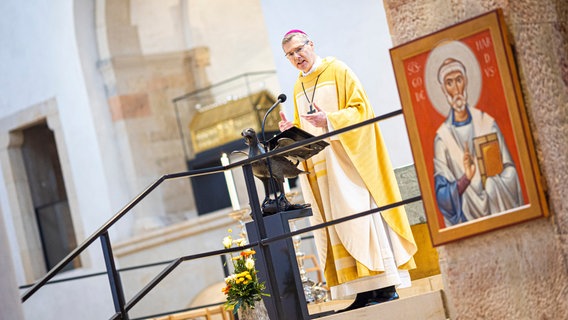 Heiner Wilmer, Bischof von Hildesheim, steht in einer Kirche © picture alliance/dpa Foto: Moritz Frankenberg