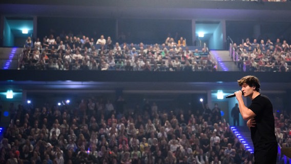 Wincent Weiss singt beim Abschlusskonzert seiner Tour 2025 in der ZAG-Arena in Hannover © dpa-Bildfunk Foto: Julian Stratenschulte