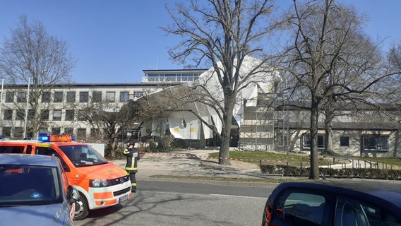 Die Verkleidung eines Baugerüst am Landesfunkhaus des NDR in Hannover ist offenbar durch den Wind beschädigt worden. © NDR Foto: Jörg Teiwes