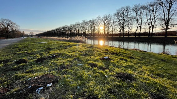 Die Sonne scheint auf die Gracht neben den Herrenhäuser Gärten in Hannover. © NDR Foto: Marc Wichert