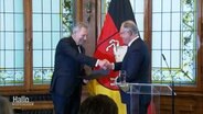 Christian Wulff, former Prime Minister of Lower Saxony and former Federal President, is awarded the state medal by Stephan Weil (SPD), Prime Minister of Lower Saxony.  ©NDR 