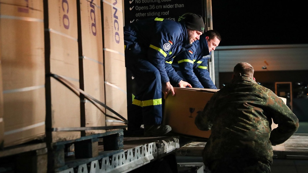 Hilfsgüter für das Erdbebengebiet werden in Wunstorf vom  THW und der Bundeswehr verladen.