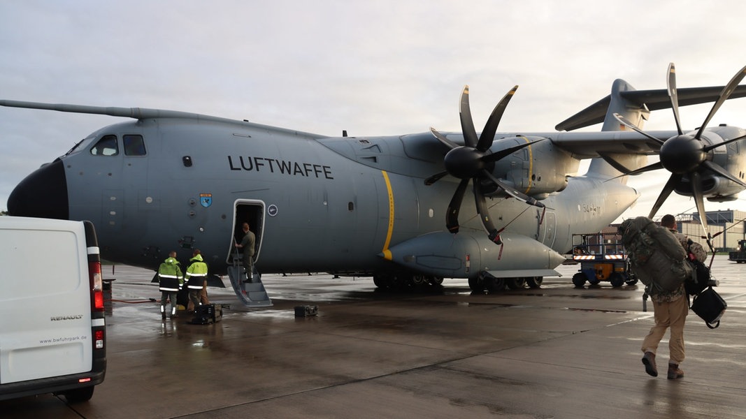 Ein Airbus A400M der Luftwaffe steht auf dem Fliegerhorst Wunstorf.