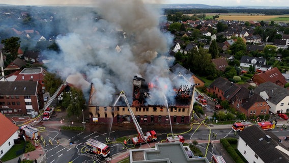 Die Feuerwehr löscht ein brennendes Gebäude in Wunstorf. © HannoverReporter 