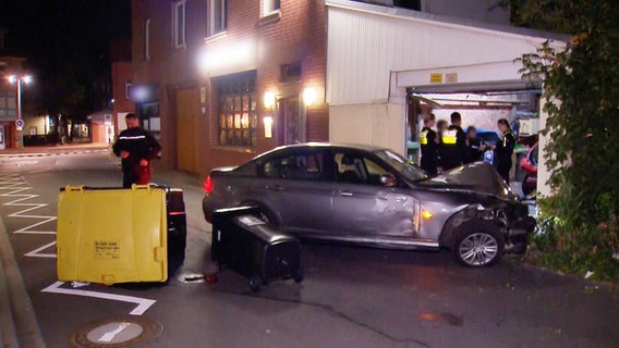 Polizisten untersuchen ein beschädigtes Auto in Wunstorf. © Hannover Reporter 