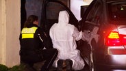 Polizisten untersuchen ein beschädigtes Auto in Wunstorf. © Hannover Reporter 