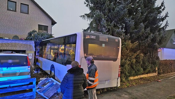 Ein Bus steht in einem Vorgarten in Wunstorf. © HannoverReporter 