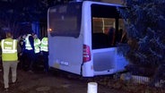 Ein Bus steht in einem Vorgarten in Wunstorf. © HannoverReporter 