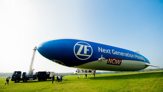 Ein Zeppelin auf einer Wiese. © Bild ZF Foto: Bild ZF