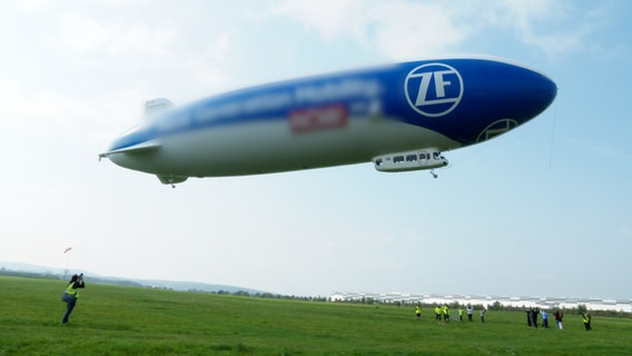 Ein Zeppelin steigt in die Luft. © NDR 