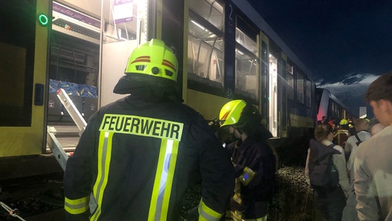 Die Feuerwehr evakuiert Fahrgäste aus einem Zug. © NDR Foto: Andrea Heussinger