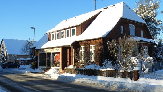 Ein Haus mit schneebedecktem Dach (Symbolbild Grundeigentum). © picture alliance / gscheffbuch/Shotshop | gscheffbuch 