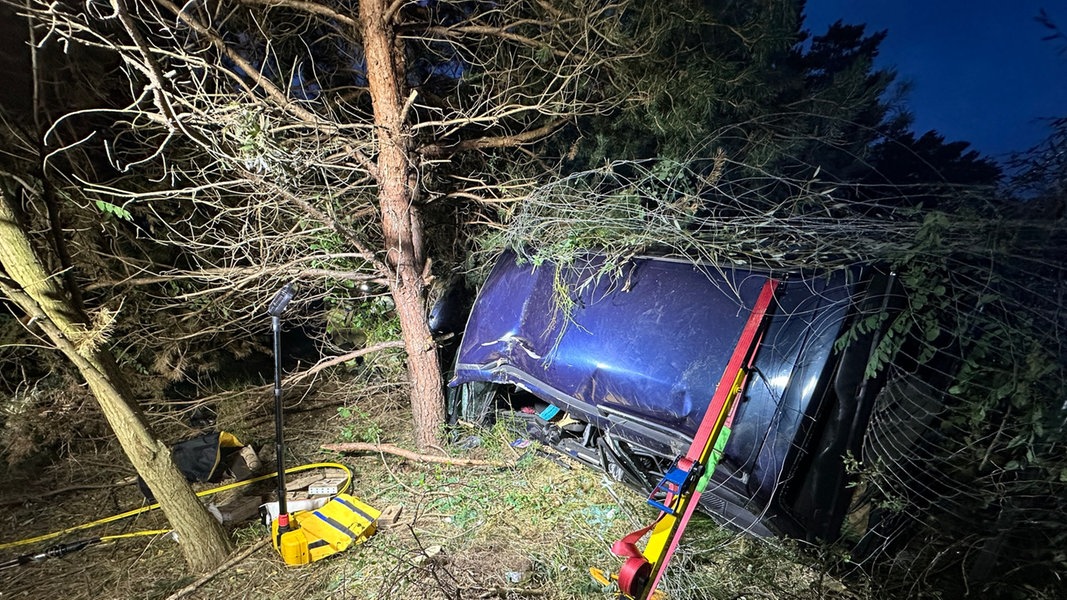 Unfall Auf Der A2 - Fahrer Eingeklemmt Und Schwer Verletzt | NDR.de ...