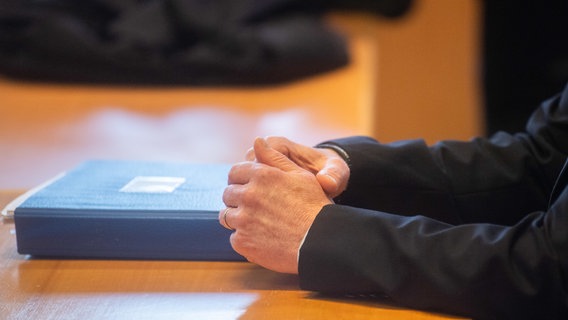 Der Angeklagte sitzt im Gerichtssaal im Landgericht Hildesheim. (Archivaufnahme vom 20.01.2021) © Julian Stratenschulte/dpa +++ dpa-Bildfunk +++ Foto: Julian Stratenschulte/dpa +++ dpa-Bildfunk +++