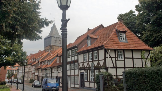 Über einigen Fachwerkhäusern in der Altstadt von Hildesheim ist der "Kehrwiederturm" zu sehen. © picture alliance Foto: Wolfgang Weihs