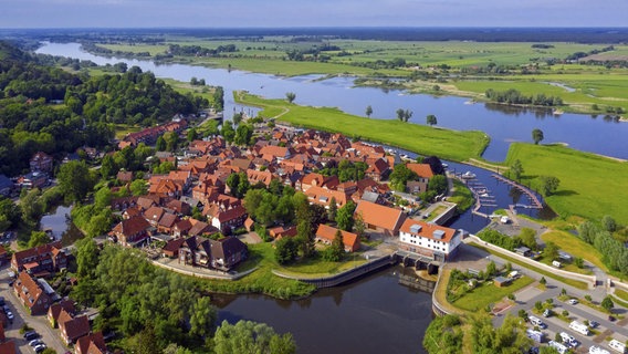 Luftaufnahme der Altstadt von Hitzacker an der Elbe im Sommer im Landkreis Lüchow Dannenberg. © picture alliance / imageBROKER Foto: alimdi / Arterra / Sven-Erik Arn