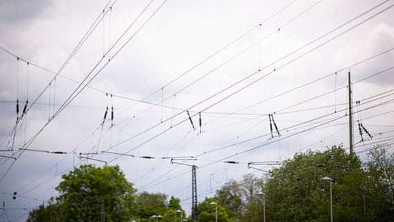 Eine Hochspannungsleitung von Bahnstrom zur Stromversorgung. © picture alliance / Kirchner-Media/Wedel Foto: Kirchner-Media/Wedel