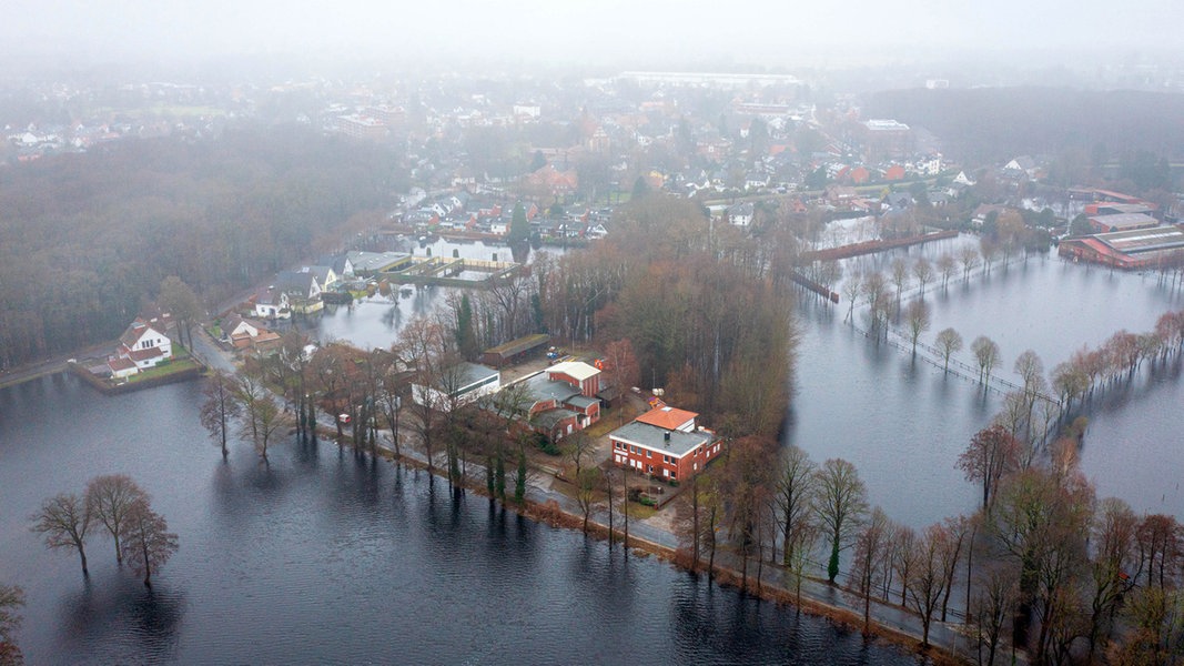 Eine Luftaufnahme zeigt das Hochwasser in Lilienthal.