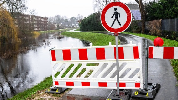 Die aufgeweichten Deiche an der Wörpe in Lilienthal (Landkreis Osterholz) sind abgesperrt worden. © NDR Foto: Sebastian Duden