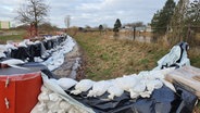 In Herzlake liegen zum Hochwasserschutz gestapelte Sandsäcke. © NDR Foto: Britta Nareyka