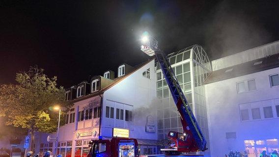 Einsatzkräfte der Feuerwehr bei einem Brand in einem Hotel in Bamberg. © Ferdinand Merzbach/NEWS5/dpa Foto: Ferdinand Merzbach/NEWS5/dpa