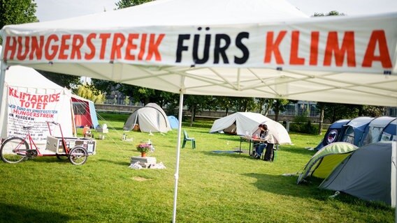 Ein Camp von Hungerstreikenden. © dpa-Bildfunk Foto: Kay Nietfeld