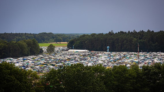 Mit zahlreichen Zelten und Wohnwagen ist der Campingbereich beim Hurricane Festival gefüllt. © dpa Bildfunk Foto: Moritz Frankenberg
