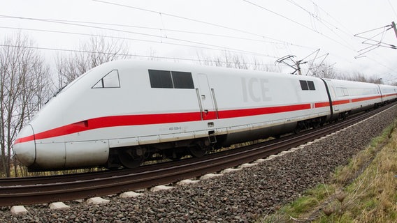 Ein ICE der Deutschen Bahn fährt bei Lehrte. © picture alliance / dpa | Julian Stratenschulte Foto: Julian Stratenschulte