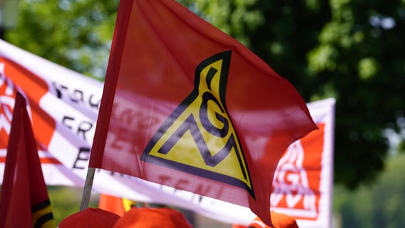 Auf einer roten Fahne ist das Logo "IGM" der Gewerkschaft IG Metall. © IG Metall 