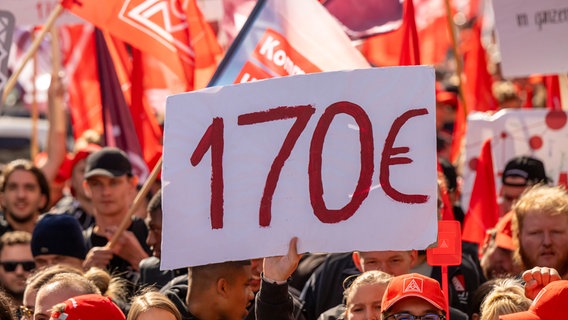 Auf einem gehaltenen Schild steht 170 Euro. © picture alliance/dpa Foto: Peter Kneffel